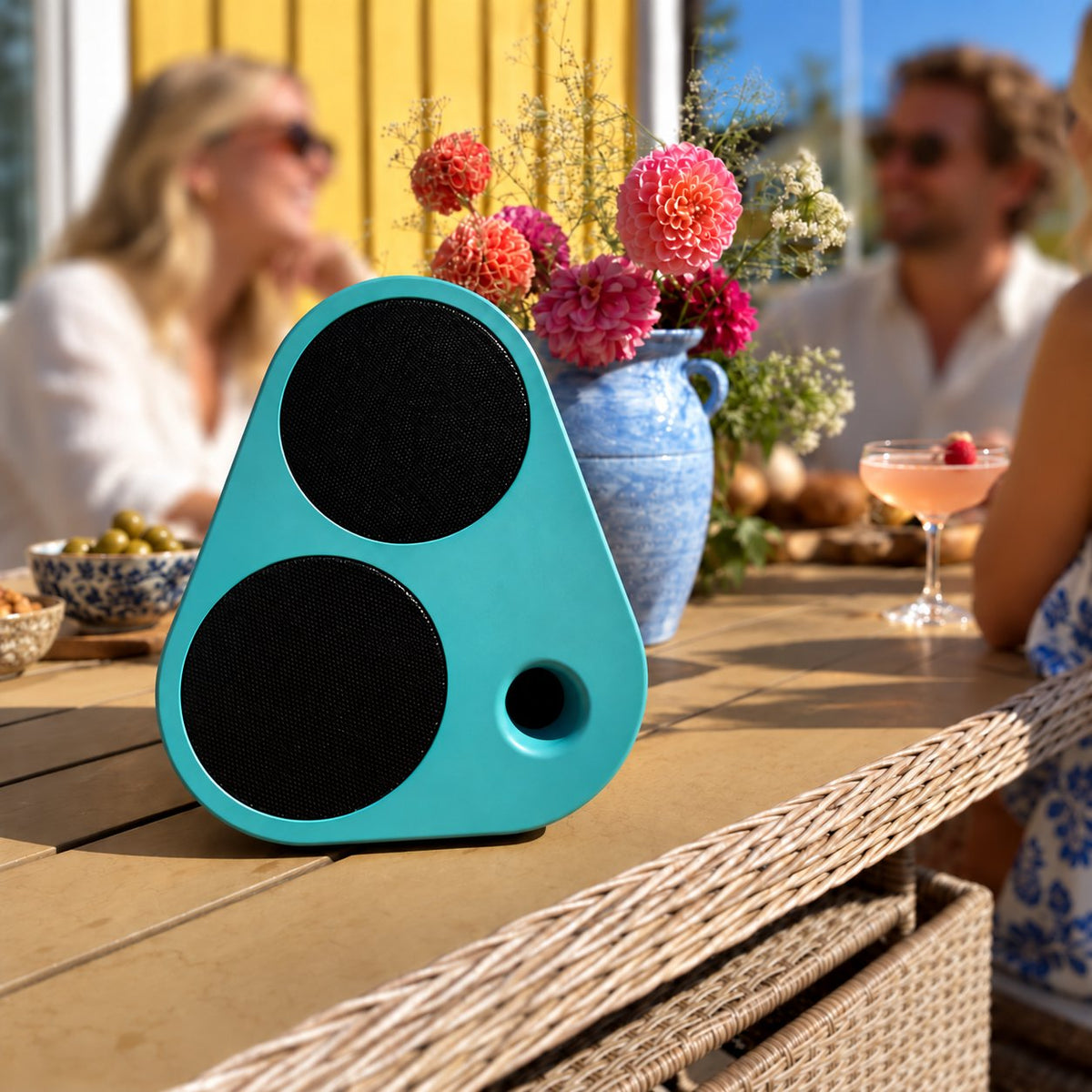 Green ES2 on an outdoor dining table with flowers #color_green